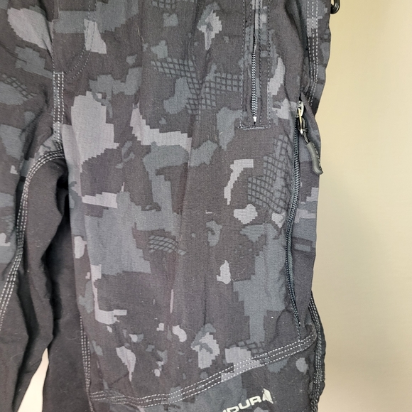 Endura Humvee Biking Cargo Shorts size XLarge in Black Camo w Belt - Picture 8 of 15